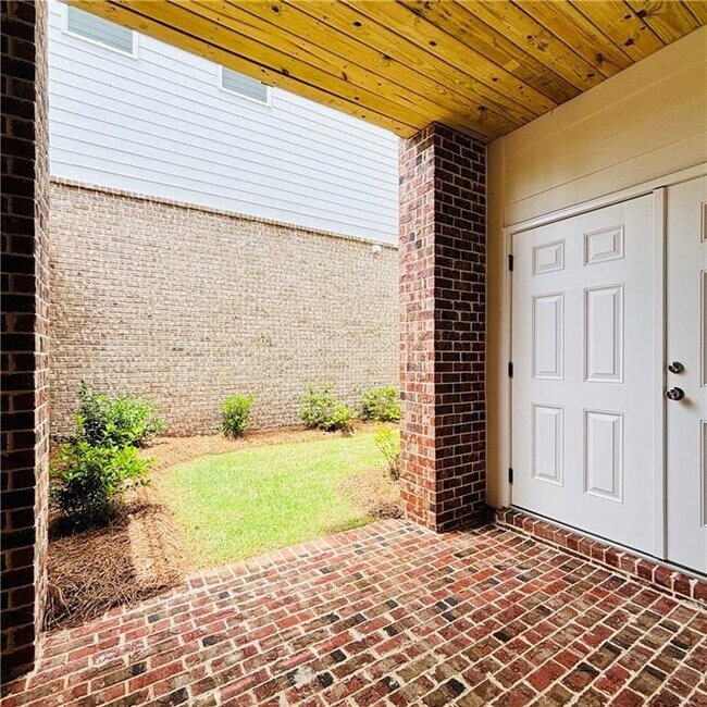 Building Photo - 657 SUMMIT HILL Way