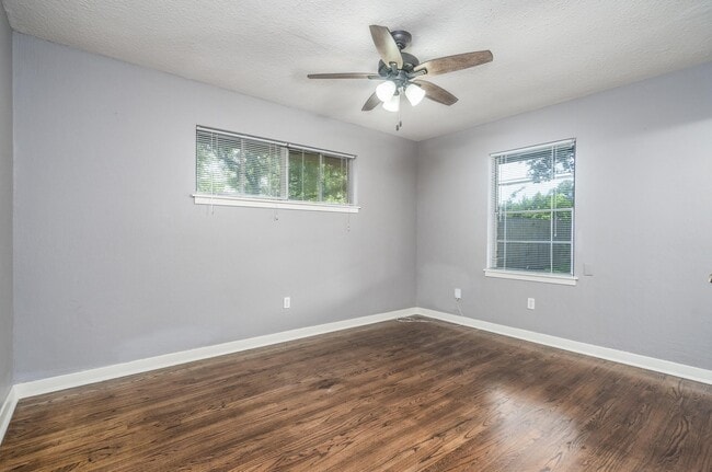 Building Photo - 4915 Hialeah Dr