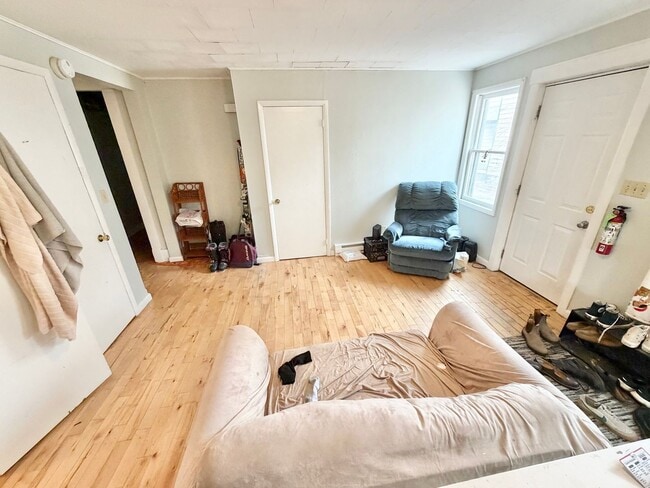 Building Photo - 3 Bedroom Apartment in Burlington VT Available NOW! OFF STREET PARKING, LAUNDRY, HEAT INCLUDED.
