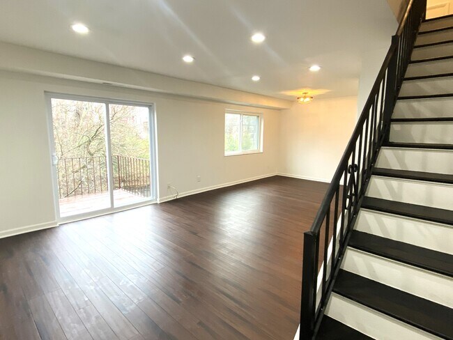 Beautiful wood flooring - 129 Baywood Ave