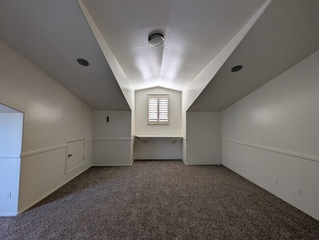 Building Photo - Tramonto Townhome - Tri-level