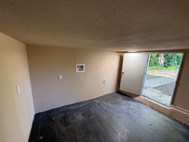 Building Photo - 3 Bed| 2 Bath | 1153 SF | Private Driveway | Single Story | Tenant pays $175 monthly for WS&G