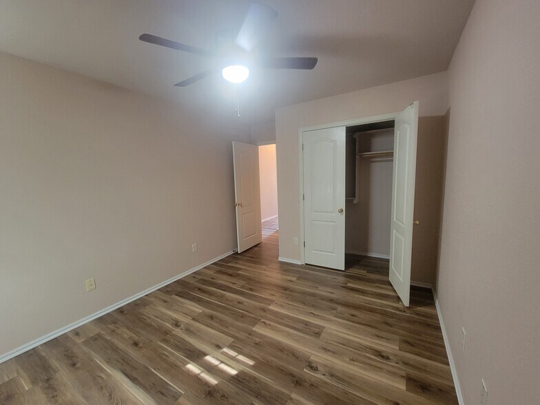 Building Photo - 4608 Midway Dr