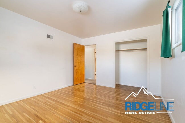 Building Photo - 204 19th Ave NW