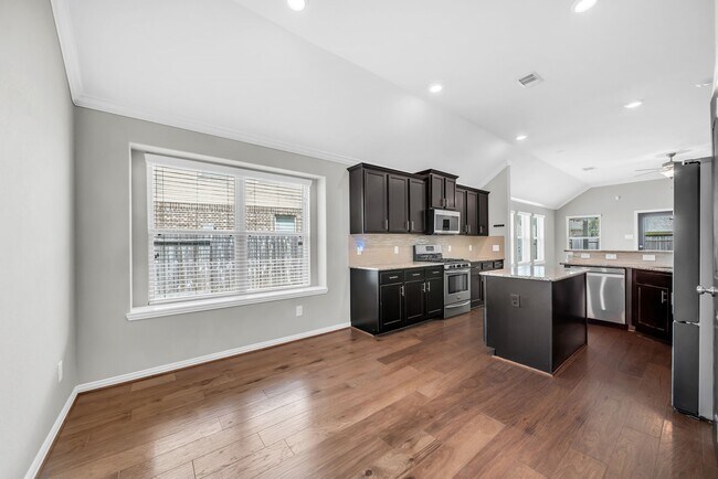 Building Photo - 18739 Laurel Hills Dr