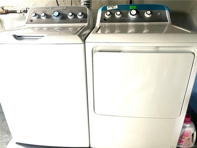 Building Photo - 231 Nichols Ave