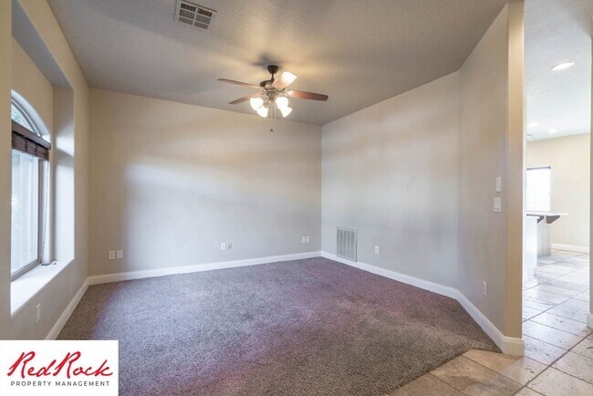 Building Photo - Dog Friendly, Beautiful Southgate Townhome!