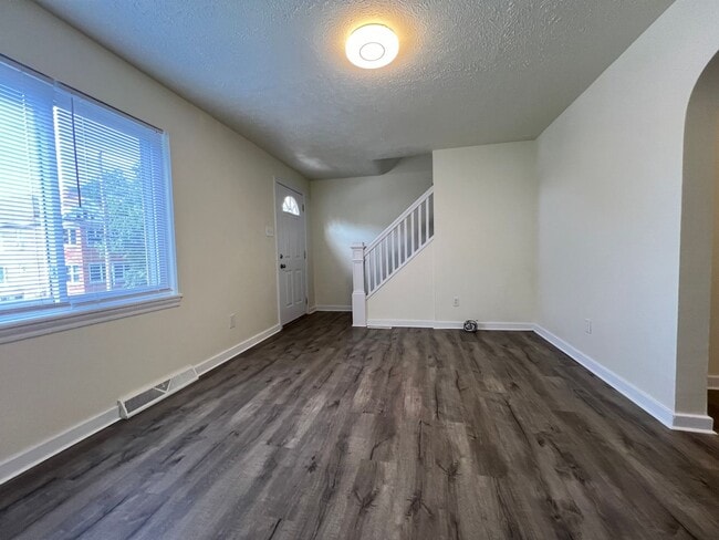 Building Photo - Updated 2BR house with off street parking!