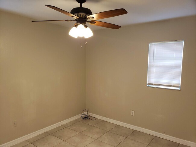 Building Photo - 3 Bed, 2 Bath, 1 Car garage.