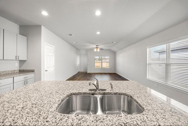 Building Photo - 5808 Begonia Ct