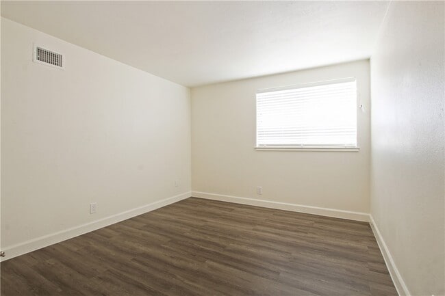 Building Photo - 8062 Woodglen Cir