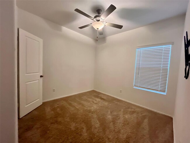Building Photo - 325 Geode Glen