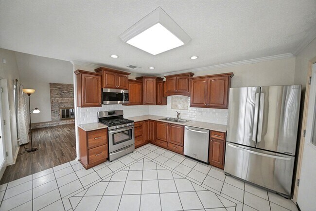Building Photo - Charming 3-bed, 2-bath home in Universal C...