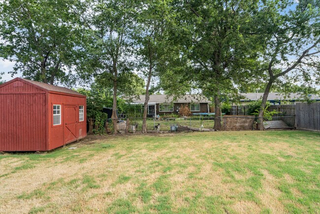 Building Photo - Updated 3 bedroom home