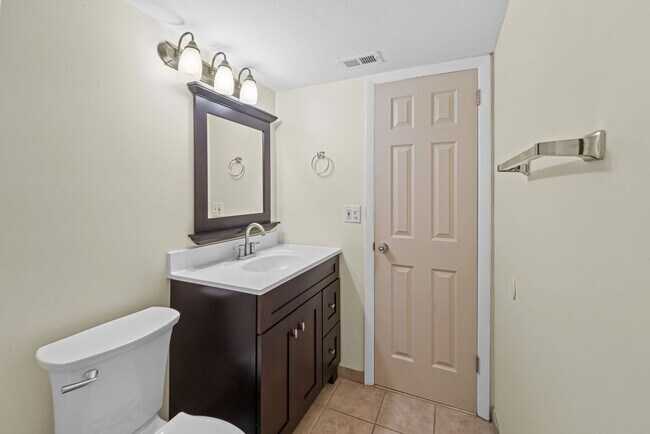 Building Photo - Oceanfront 2 Bedroom Condo with Stunning Views