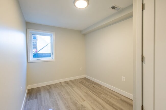 Building Photo - Beautiful 3 BR/3 BA Townhome in Brentwood!