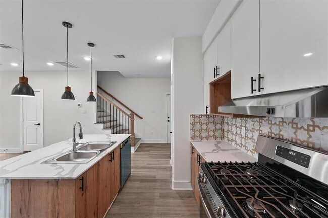Building Photo - 855 S Victory Dr