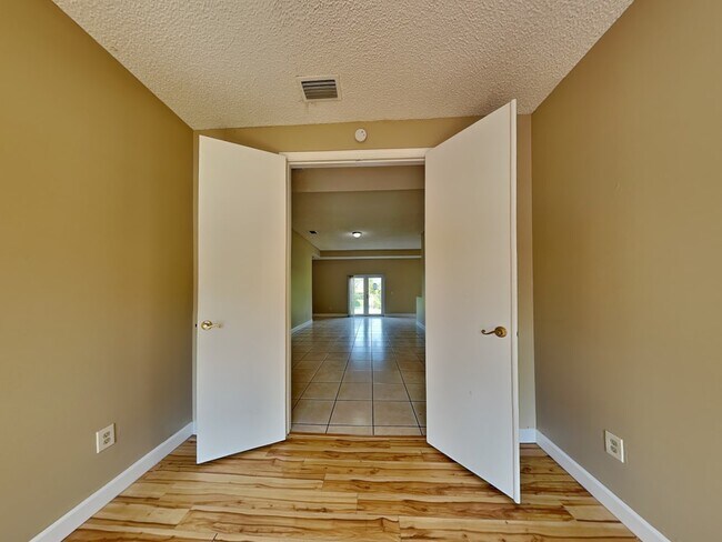 Building Photo - 1421 SW 85th Ave