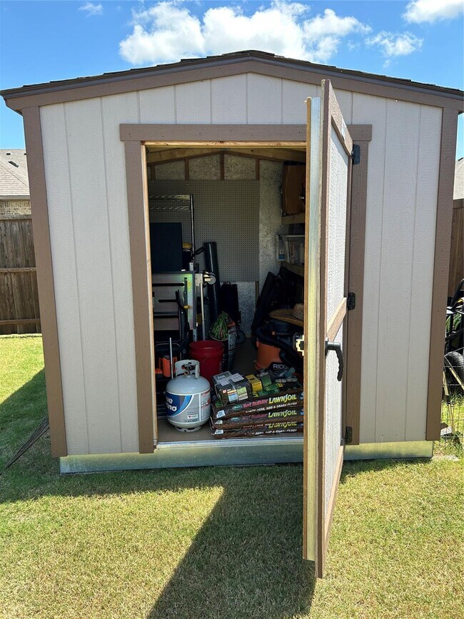 Building Photo - 541 Firethorn Dr