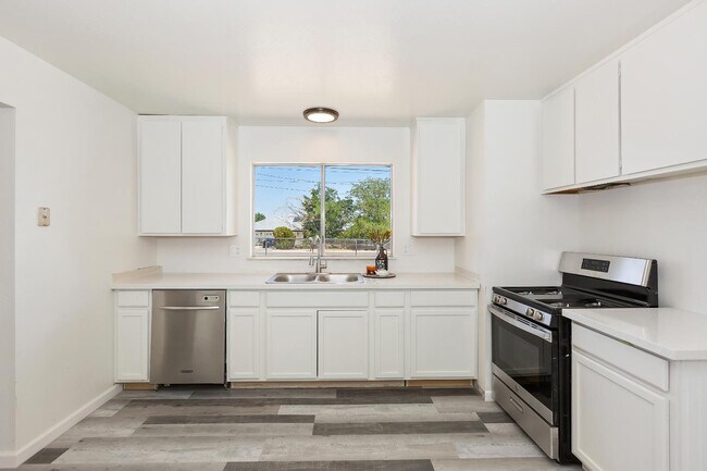 Building Photo - 15073 Mojave St
