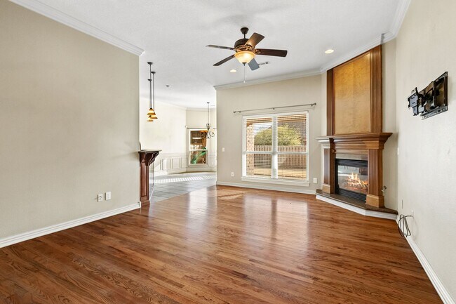 Building Photo - Wonderful home centrally located in Centerton with SOLAR - cut your electric bill down tremendously!