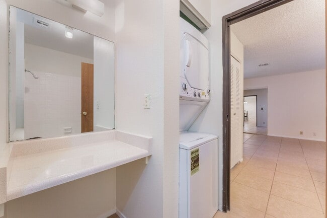 Building Photo - Single Story Condo One Bedroom and One Bathroom with a Washer and Dryer