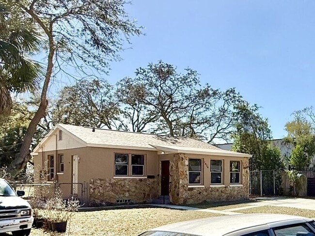 Building Photo - 1828 20th Ave S