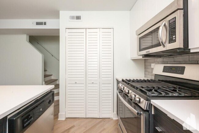Building Photo - 0 bedroom in Chicago IL 60613