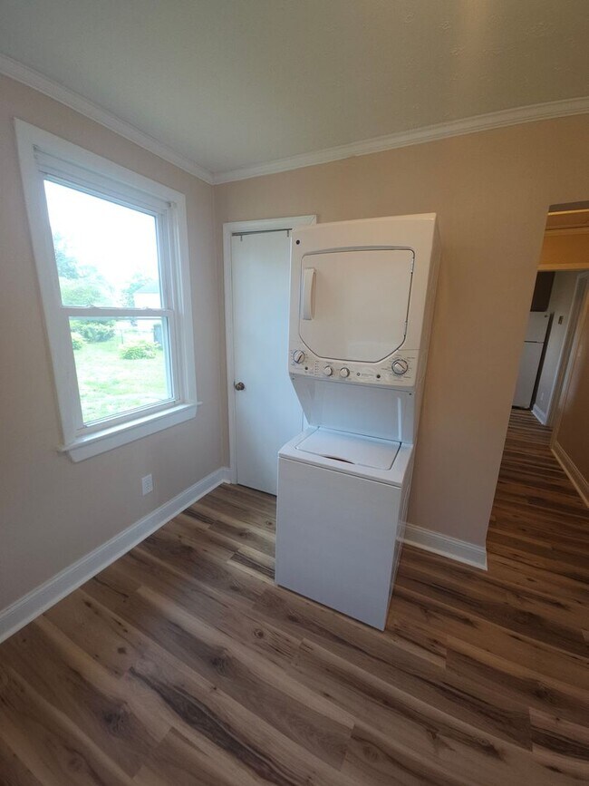 Building Photo - Newly Remodeled Cottage near downtown, walk to Kardinal Hall, Sticks & Health Food Store!