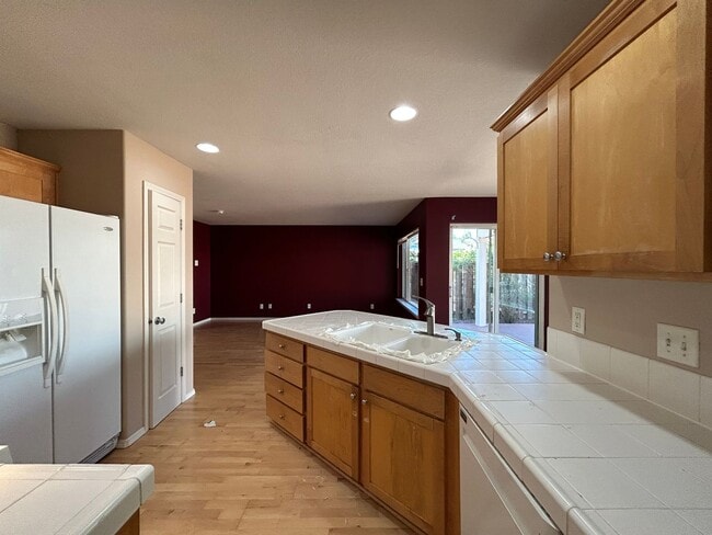 Building Photo - Gorgeous 4 Bed, 2.5 Bath House!