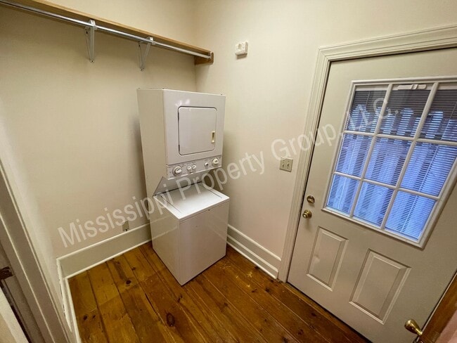 Building Photo - Efficiency 1BR/1.5BA FOR RENT