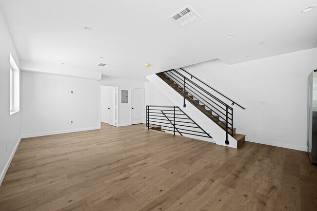 Building Photo - 6830 Hazeltine Ave