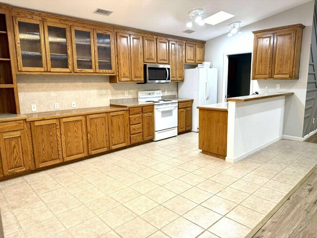 Building Photo - 305 E Mescalero Rd