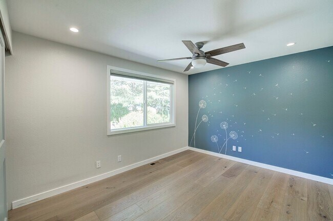 Building Photo - 4Bd/2.5Ba Kirkland House