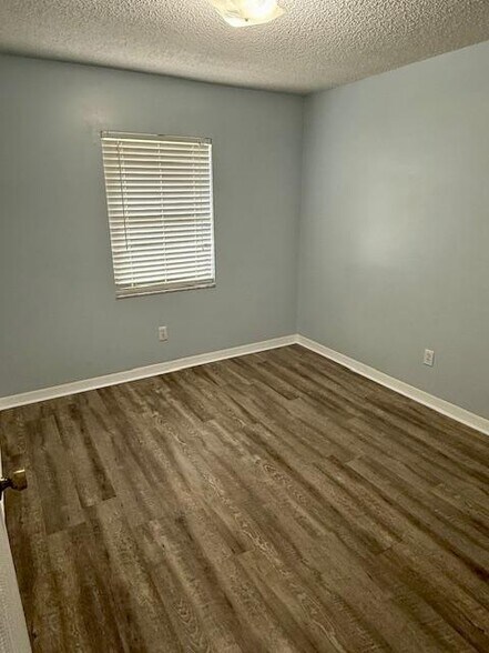 Building Photo - 11 Hemlock Circle Ter