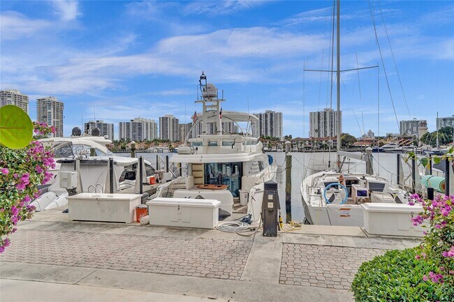 Building Photo - 3610 Yacht Club Dr