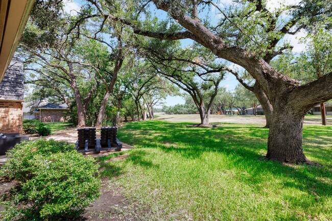 Building Photo - 9006 Balcones Club Dr