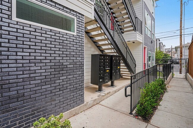 Building Photo - 2217 N Fitzhugh Ave