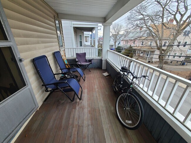 Building Photo - Off street parking - Close to Whole Foods / CVS - Renovated Kitchen