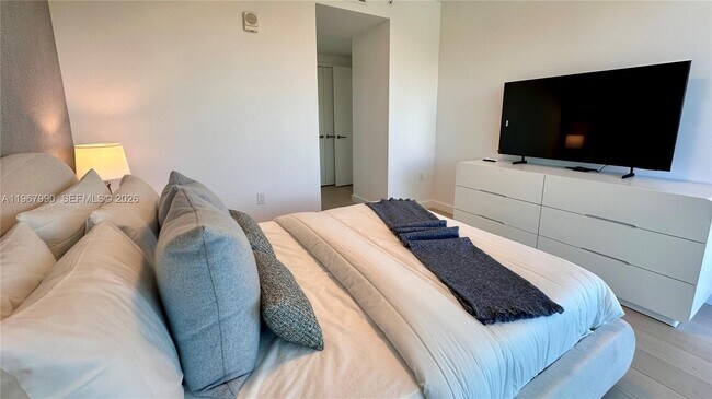 Building Photo - 9201 E Bay Harbor Dr