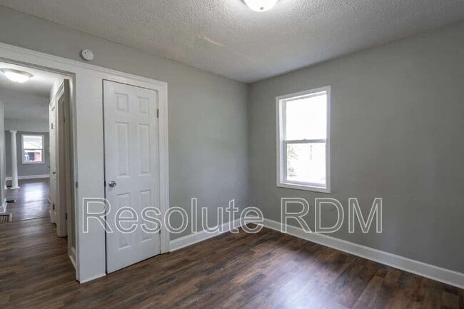 Building Photo - 419 N Beville Ave