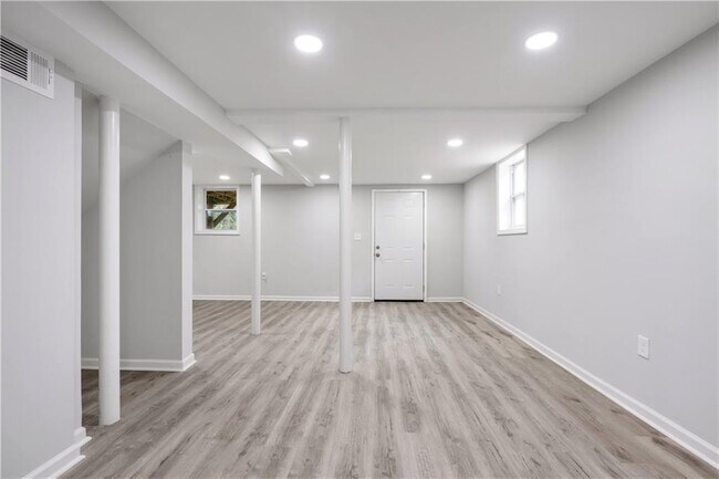 Building Photo - 1357 Plaza Ave SW