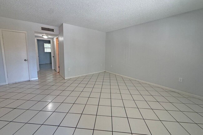 Building Photo - 2 N Fernwood Ave