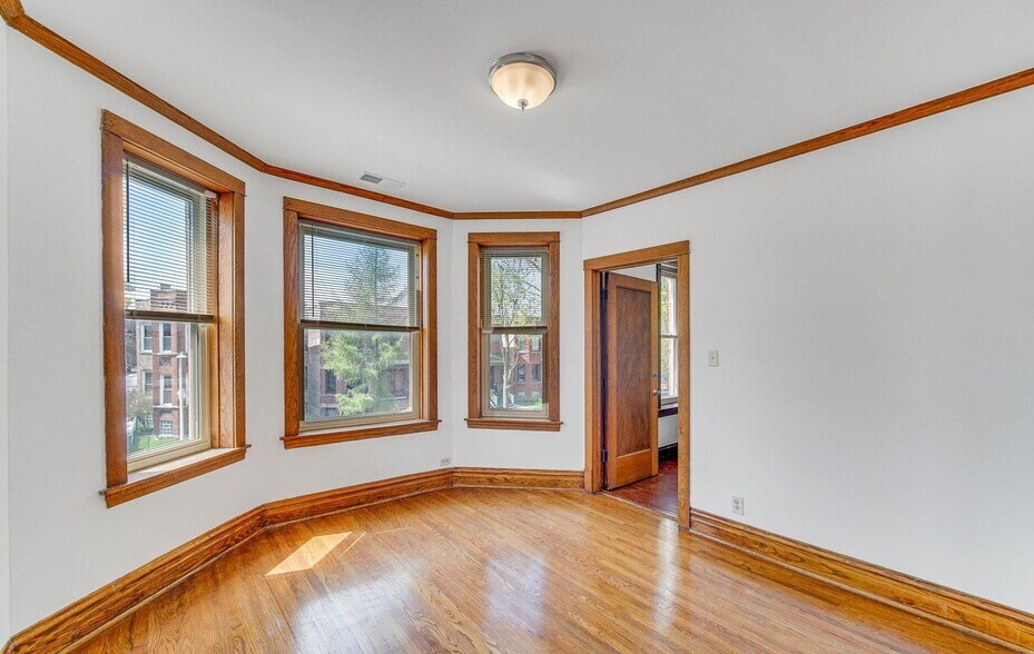 Building Photo - 3615 N Oakley Ave