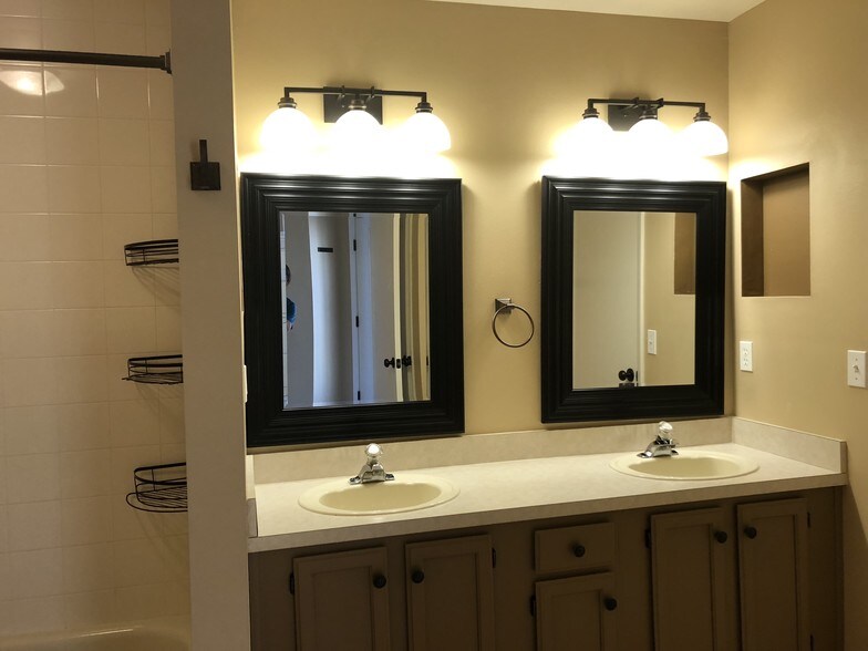Building Photo - 755 Cove Way