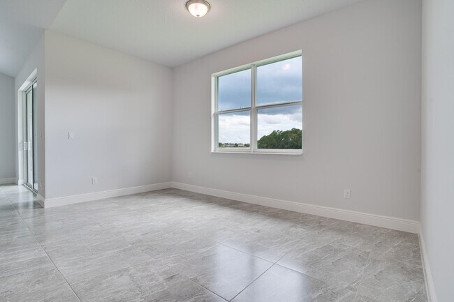 Building Photo - 388 SW Vista Lake Dr