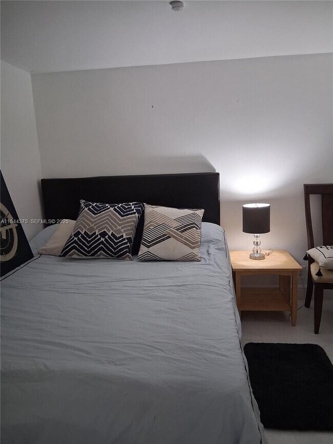 Building Photo - 100 Golden Isles Dr