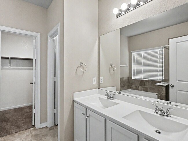 Building Photo - Spacious 4-Bedroom w/ Loft - Far West San Antonio