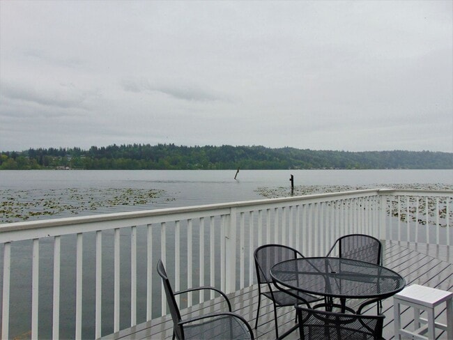 Building Photo - Spacious Condo Available Now in Great Loca...