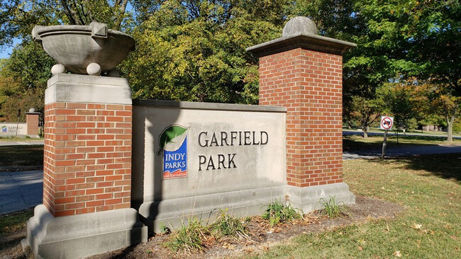 Building Photo - Historic Garfield Park Hervey Street Charmer!